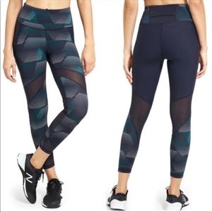 Athleta scuptek kinetic stealth mesh 7/8 legging S